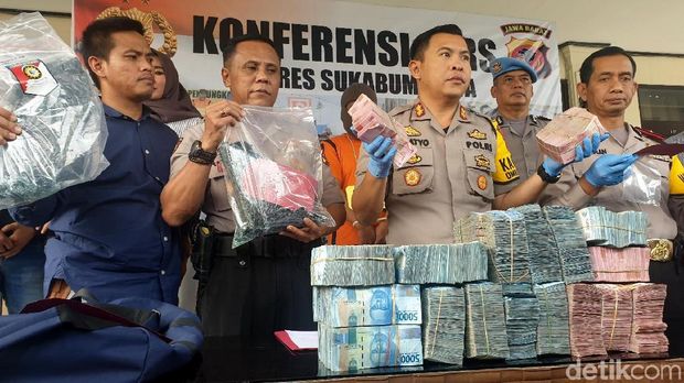 Polisi Pamerkan Duit Rp 1,2 M Milik Bos Ikan yang Digondol Pencuri