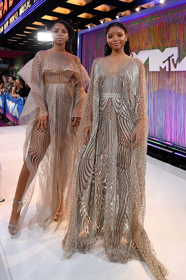 Sebelum bermain sebagai Ariel The Little Mermaid, Halle dikenal melalui grup duo, Chloe x Halle, bersama sang kakak Chloe. Duo kakak-beradik ini awalnya sering mengunggah cover lagu di YouTube sebelum akhirnya ditemukan oleh Beyonce dan diajak untuk bergabung dalam label rekamannya. Foto: Getty Images