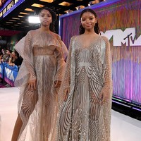 Sebelum bermain sebagai Ariel The Little Mermaid, Halle dikenal melalui grup duo, Chloe x Halle, bersama sang kakak Chloe. Duo kakak-beradik ini awalnya sering mengunggah cover lagu di YouTube sebelum akhirnya ditemukan oleh Beyonce dan diajak untuk bergabung dalam label rekamannya. Foto: Getty Images