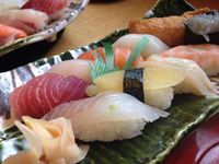 Potongan Rumput Plastik Selalu Diselipkan pada Sushi, Apa Gunanya?