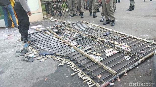 Pintu Pemkab Jember yang roboh dijebol mahasiswa