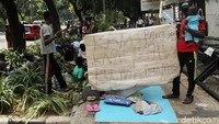 Para pencari suaka ini jumlahnya puluhan orang.