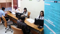 Para pendaftar harus menyerahkan berkas seperti surat lamaran, daftar riwayat hidup, foto 4 x 6, fotokopi KTP, fotokopi NPWP, fotokopi ijazah S1, S2, dan S3, surat pernyataan memiliki pengalaman di bidang hukum, ekonomi, keuangan, atau perbankan sekurang-kurangnya 15 tahun. Selain itu mereka juga harus menyerahkan surat keterangan sehat, SKCK, surat pernyataan dengan meterai tidak tersangkut partai politik, surat pernyataan di atas meterai bahwa jika terpilih bersedia melepaskan jabatan struktural atau jabatan lainnya, dan makalah tentang Menggagas Akselerasi Peran KPK dalam Pencegahan dan Pemberantasan Korupsi. 