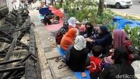 Para pencari suaka ini sebelumnya bermukim di depan Rumah Detensi Imigrasi (Rudenim) Jakarta, Kalideres.