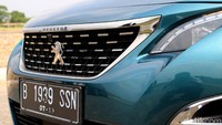 Nah saatnya menginjak pedal gas mobil. Untuk pertama-tama detikcom mencoba mobil di sekitaran parkiran Astra Biz Center di BSD, Tangerang. Mobil memiliki fitur Park Assist yang bisa membantu kita parkir.