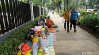 Para pencari suaka itu tidur dengan beralaskan tikar di trotoar Jalan Kebon Sirih.