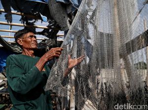 Begini Aktivitas Nelayan di Proyek Tanggul Laut Cilincing