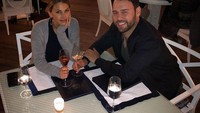 Makan malam di restoran Caruso, Braun tak lupa abadikan momen romantis saat dia menghabiskan waktu luangnya bersama sang istri.  Foto: Instagram @scooterbraun