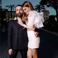 Sebagai model dan sosialita, Bianca pun dekat dengan sejumlah desainer, termasuk desainer Giambattista Valli. Inilah potret kebersamaan Bianca dengan sang desainer.  Foto: Instagram