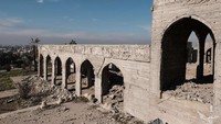 Pada tahun 2014, militan ISIS meledakan tempat makam nabi Yunus hingga menjadi puing dan tak bersisa seperti gambar berikut ini. Maciej Moskwa/Getty Images.