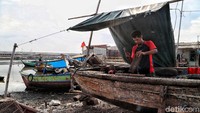 Sisanya tampak memperbaiki kapal.