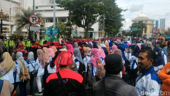 Ratusan buruh yang tergabung dalam Federasi Serikat Pekerja Metal Indonesia (FSPMI) kembali menggelar aksi di depan kantor Gunernur Jatim. Ada 6 tuntutan yang mereka sampaikan yang masih terkait dengan Hari Buruh Sedunia 1 Mei lalu.