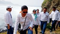 Menteri BUMN Rini Soemarno berkeliling pantai di Kebumen (Rinto Heksantoro/detikcom)