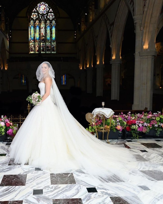 Penyanyi jebolan American Idol ini tampil anggun dalam balutan gaun pengantin putih rancangan Zac Posen. Foto: Instagram/@katharinemcphee