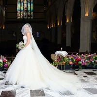 Penyanyi jebolan American Idol ini tampil anggun dalam balutan gaun pengantin putih rancangan Zac Posen. Foto: Instagram/@katharinemcphee