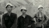 Foto mereka bertiga saat memulai perjalanan menyusuri Tembok Besar China. Mereka memulainya pada Mei 1984 dan selesai pada September 1985 (BBC)