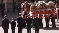 Pada 31 Agustus 1997 Lady Diana meninggal dunia karena kecelakaan mobil di terowong Pont de lAlma di Paris, Prancis. AP Photo.