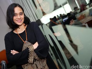 Belasan Tahun Vakum di Depan Layar, Apa yang Dilakukan Ine Febriyanti?