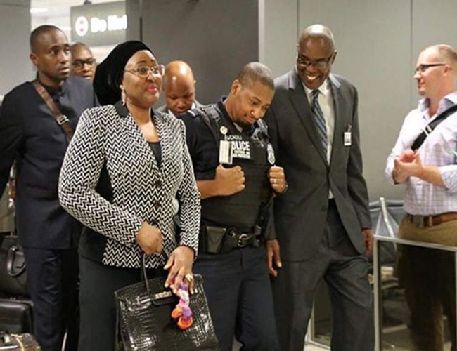 Istri Presiden Nigeria, Aisha Buhari, pernah tertangkap kamera membawa tas Hermes Birkin saat tiba di bandara Washington D.C., Amerika Serikat. Tas Hermes berwarna hitam yang dipakainya harganya hampir menyentuh angka Rp 1 miliar. Foto: Dok. Getty Images, Istimewa