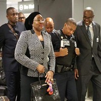 Istri Presiden Nigeria, Aisha Buhari, pernah tertangkap kamera membawa tas Hermes Birkin saat tiba di bandara Washington D.C., Amerika Serikat. Tas Hermes berwarna hitam yang dipakainya harganya hampir menyentuh angka Rp 1 miliar. Foto: Dok. Getty Images, Istimewa