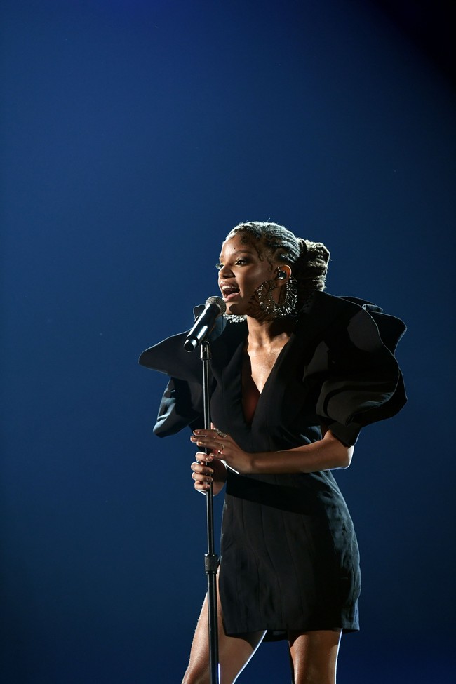 Saat tampil di Grammy Awards 2019, Chloe unjuk gigi dalam balutan mini dress hitam berbelahan dada rendah dengan bagian bahu yang bervolume. Perempuan 19 tahun ini menyempurnakan gayanya dengan statement earrings penuh embellishment. (Foto: Getty Images)