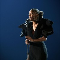 Saat tampil di Grammy Awards 2019, Chloe unjuk gigi dalam balutan mini dress hitam berbelahan dada rendah dengan bagian bahu yang bervolume. Perempuan 19 tahun ini menyempurnakan gayanya dengan statement earrings penuh embellishment. (Foto: Getty Images)