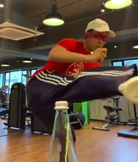 Usai Max Holloway dan John Mayer, Ini Aksi Epik #bottlecapchallenge Donnie Yan