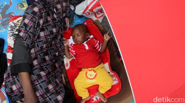 Anak-anak Pencari Suaka di Trotoar Kebon Sirih / 