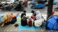 Salah seorang pengungsi bernama Mohammad Idris mengaku sudah 1 pekan tinggal di trotoar Jalan Kebon Sirih.