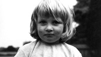 Lady Diana Spencer pada saat berusia 3 tahun sedang berdiri di Park House, Sandringham, Norfolk, tempat dimana ia lahir. Getty Images.