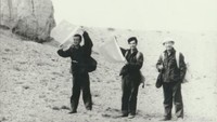 Foto mereka bertiga ketika menyelesaikan perjalanan menyusuri Tembok Besar China. Mereka pun menuliskan kisahnya di buku Ming Dynasty Great Wall Expedition, serta kini menjadi pemerhati kelestarian Tembok Besar China (CNN Travel)