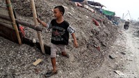 Hal ini juga disertai 48.945.030 kepala keluarga atau sekitar 74,55 persen yang telah memiliki akses sanitasi atau melakukan Buang Air Besar di jamban sampai dengan akhir 2018. Dalam kaitan penyelenggaraan Jaminan Kesehatan Nasional (JKN), sudah disebarkan 92.249.046 kartu Indonesia Sehat kepada penduduk miskin yang menerima bantuan iuran dari total 207,8 juta jiwa penduduk yang telah menjadi peserta JKN. Tetapi dalam faktanya masih banyak kawasan kumuh di kawasan Jakarta Utara,  khusunya di kawasan kampung nelayan kerang hijau di Cilincing.