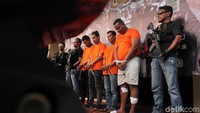 Pantauan detikcom di Polres Jakarta Barat, Jalan S Parman, Kamis (4/7/2019), ada empat pelaku yang diamankan.