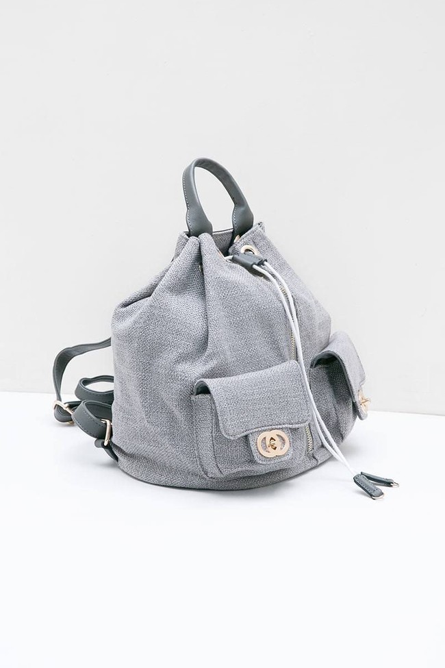 Sedangkan di Hijabenka Anda bisa mendapati bucket bagyang terlihat elegan berikut dengan warna abu-abu. Carley Martin Classic Backpacks Grey seharga Rp 299 ribu ini cocok dikenakan saat beraktivitas santai dan kasual. Foto: Hijabenka
