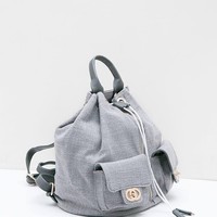 Sedangkan di Hijabenka Anda bisa mendapati bucket bagyang terlihat elegan berikut dengan warna abu-abu. Carley Martin Classic Backpacks Grey seharga Rp 299 ribu ini cocok dikenakan saat beraktivitas santai dan kasual. Foto: Hijabenka