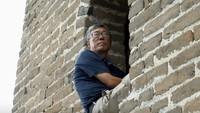 Mari kenalan sama Dong Yao-hui. Bersama kedua temannya, Wu De-yu dan Zhang Yuan-hua mereka jadi orang-orang pertama yang jalan kaki menyusuri Tembok Besar China