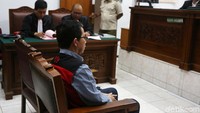 Jokdri mendengarkan jaksa membacakan tuntutan.