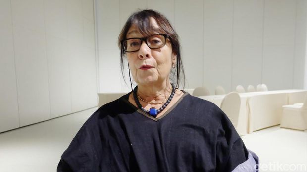 Penulis naskah dan dramaturg, Rhoda Grauer