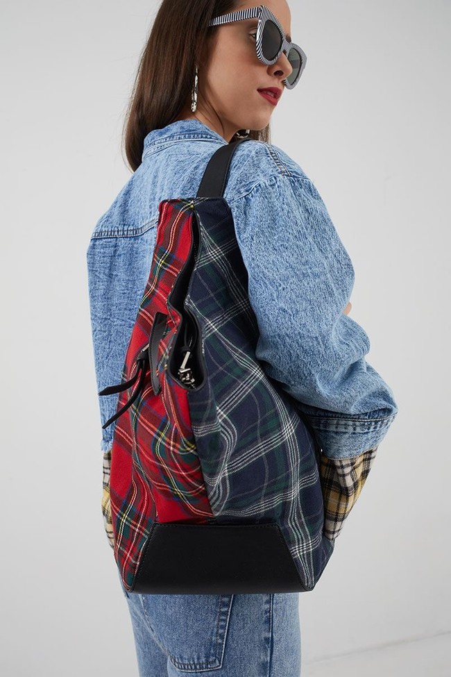 Pilihan tas yang lebih unik dan pasti akan mencuri atensi adalah  item seharga Rp 279 ribuan berikut. Yinnie Octarina Mixed Tartan Backpack Multicolor ini punya bentuk yang tidak biasa dan perpaduan motif serta warna yang menjadikannya unik. Foto: Berrybenka