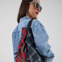 Pilihan tas yang lebih unik dan pasti akan mencuri atensi adalah  item seharga Rp 279 ribuan berikut. Yinnie Octarina Mixed Tartan Backpack Multicolor ini punya bentuk yang tidak biasa dan perpaduan motif serta warna yang menjadikannya unik. Foto: Berrybenka