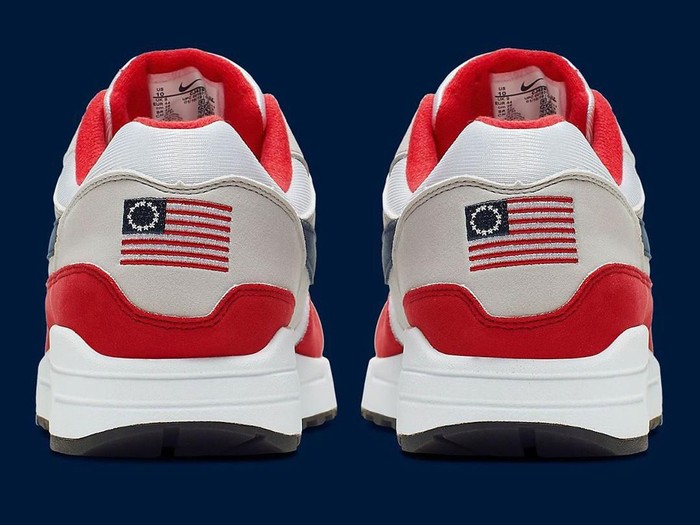 Sneakers Nike dengan bendera Betsy Ross. (Foto: Instagram/@sneakernews) Sneakers Nike dengan bendera Betsy Ross. (Foto: Instagram/@sneakernews)