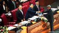 Rapat dihadiri Wakil Menteri Luar Negeri Indonesia Abdurrahman Mohammad Fachir.