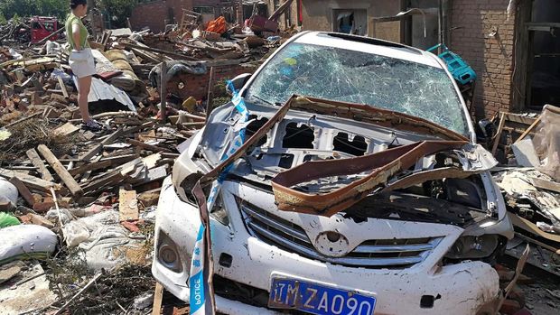 Tornado picu kerusakan pada rumah-rumah warga