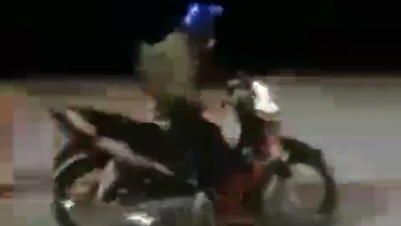 Pemotor Ngebut yang Masuk Tol Pandaan Dihentikan dan Diangkut Keluar Pemotor Ngebut yang Masuk Tol Pandaan Dihentikan dan Diangkut Keluar