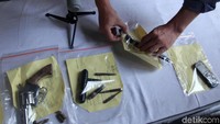 Sejumlah barang bukti diamankan dari tersangka.