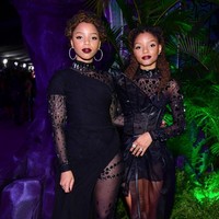 Eksis di premier Black Panther tahun lalu, Halle kompak memakai gaun serba hitam dengan sang kakak. Gaun dari label Couture Paris, On Aura Tout Vu, itu dihiasi detail embellishment yang memukau. (Foto: Getty Images)