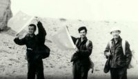 Saat mereka bertiga tiba di garis finish di Jiayu Pass (BBC)