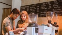 Wah, Zaskia kayaknya mau belajar jadi barista nih. Istri Irwansyah itu kelihatannya serius memperhatikan Yusuf. Foto: Instagram zaskiasungkar15