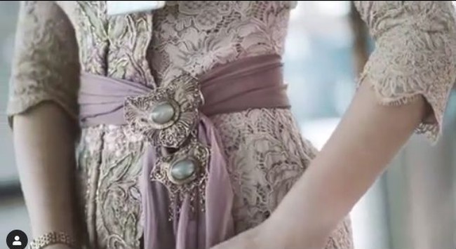  Kebaya juga dihiasi semacam obi sehingga banyak orang mengira ini kebaya dari Bali. Padahal bukan. Itu selendang sampur wanita Jawa yang biasa dipakai penari. Gemulainya penari Jawa ini juga berkaitan dengan kelembutan itu, terang Anne dalam wawancara dengan Wolipop, Rabu (3/7/2019). Foto: Dok. Anne Avantie