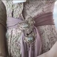  Kebaya juga dihiasi semacam obi sehingga banyak orang mengira ini kebaya dari Bali. Padahal bukan. Itu selendang sampur wanita Jawa yang biasa dipakai penari. Gemulainya penari Jawa ini juga berkaitan dengan kelembutan itu, terang Anne dalam wawancara dengan Wolipop, Rabu (3/7/2019). Foto: Dok. Anne Avantie